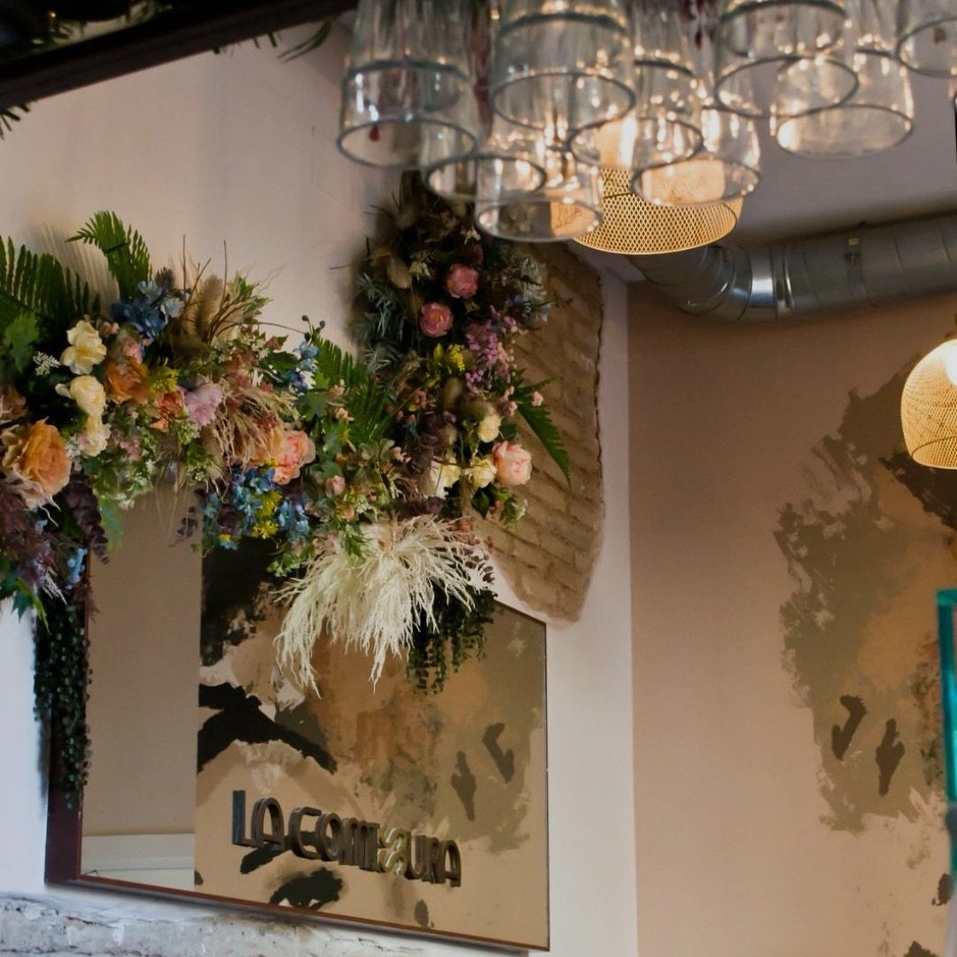 Entrada del restaurante Morante con decoración vegetal