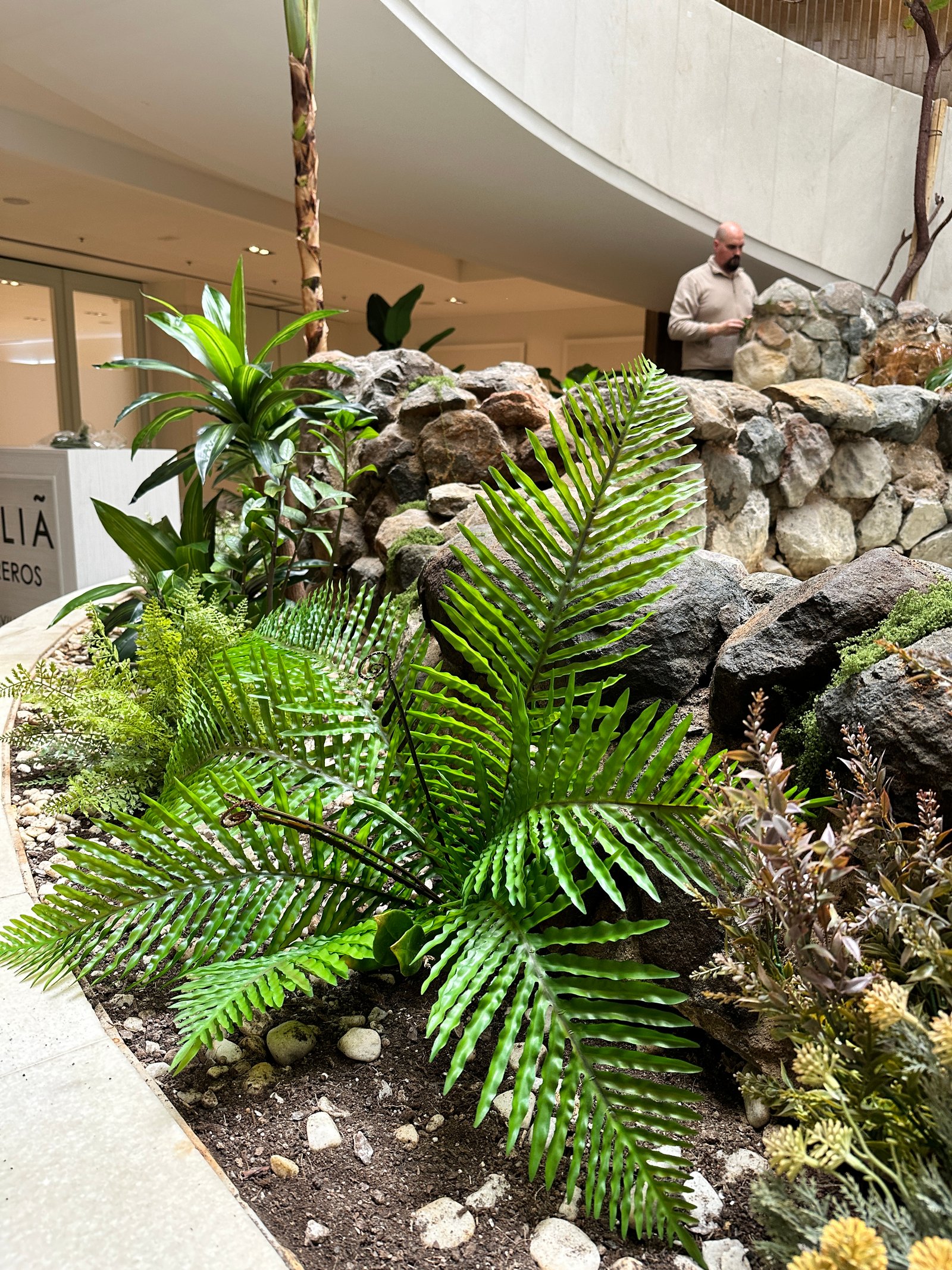 Detalles de plantas artificiales tropicales en interior de hotel
