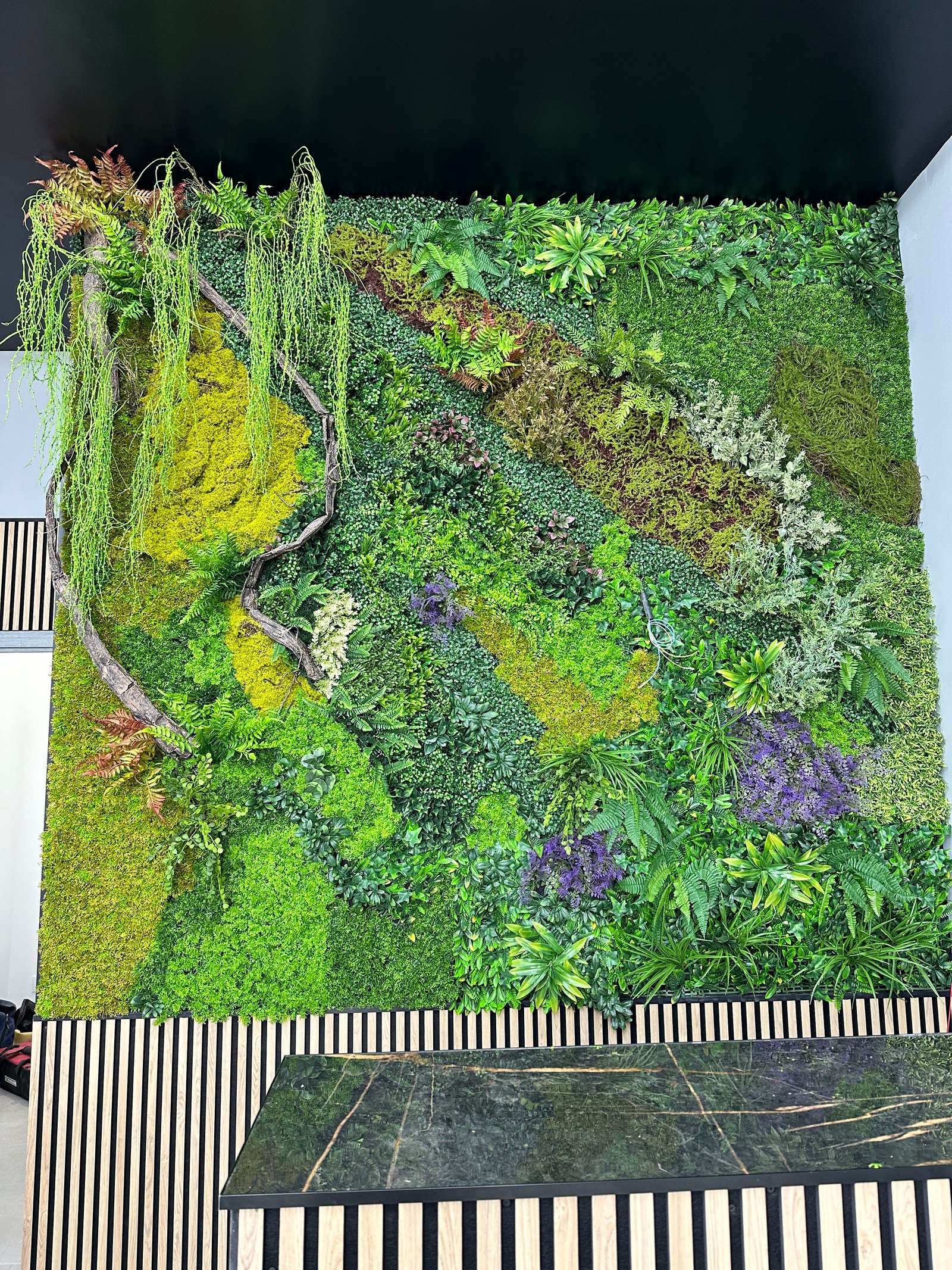 Jardín vertical artificial en barbería de Alcalá