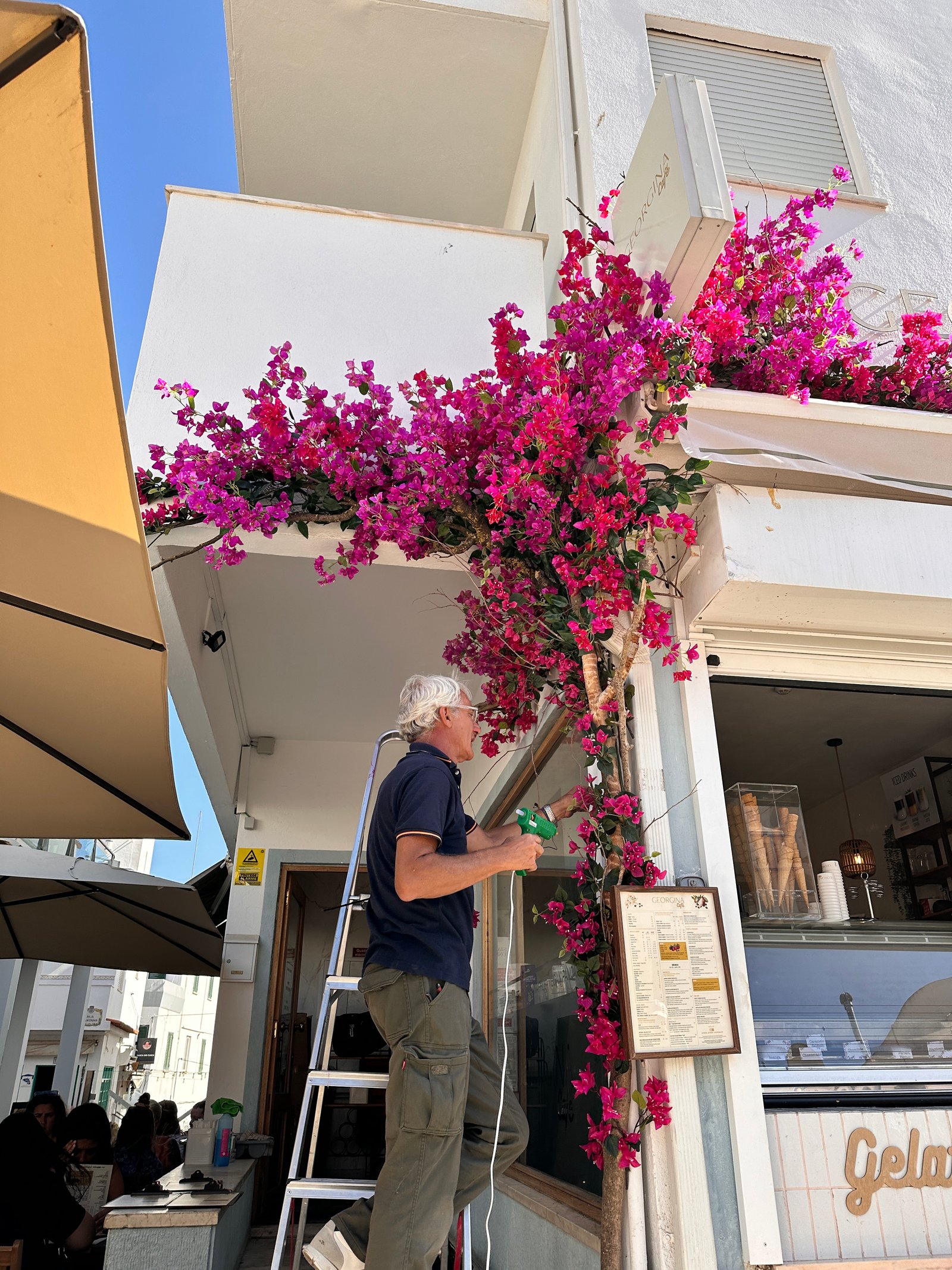 Fachada decorada con flores preservadas