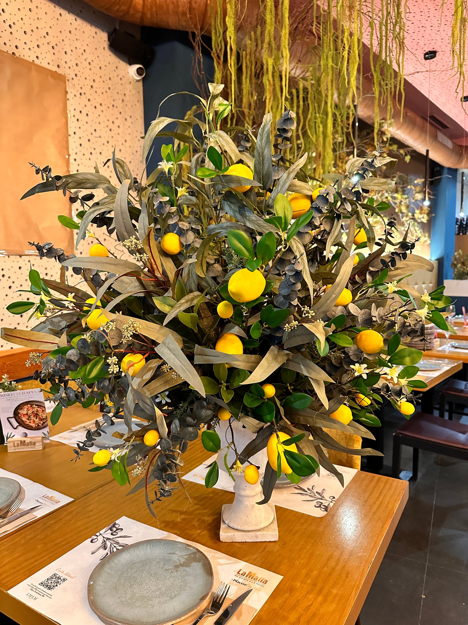 Detalle del limonero con limones decorativos