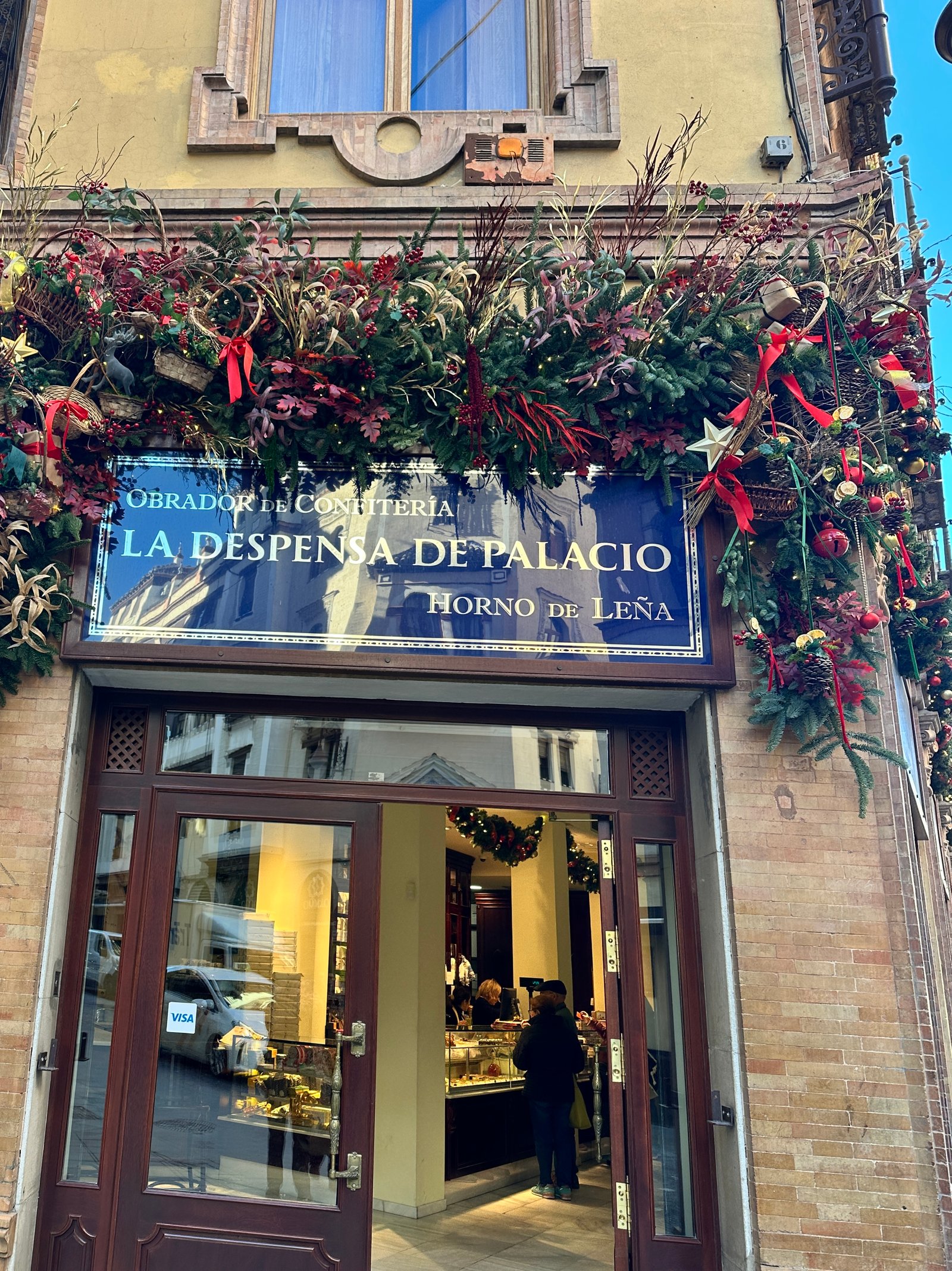 Decoración navideña exterior con elementos vegetales en La Despensa de Palacio