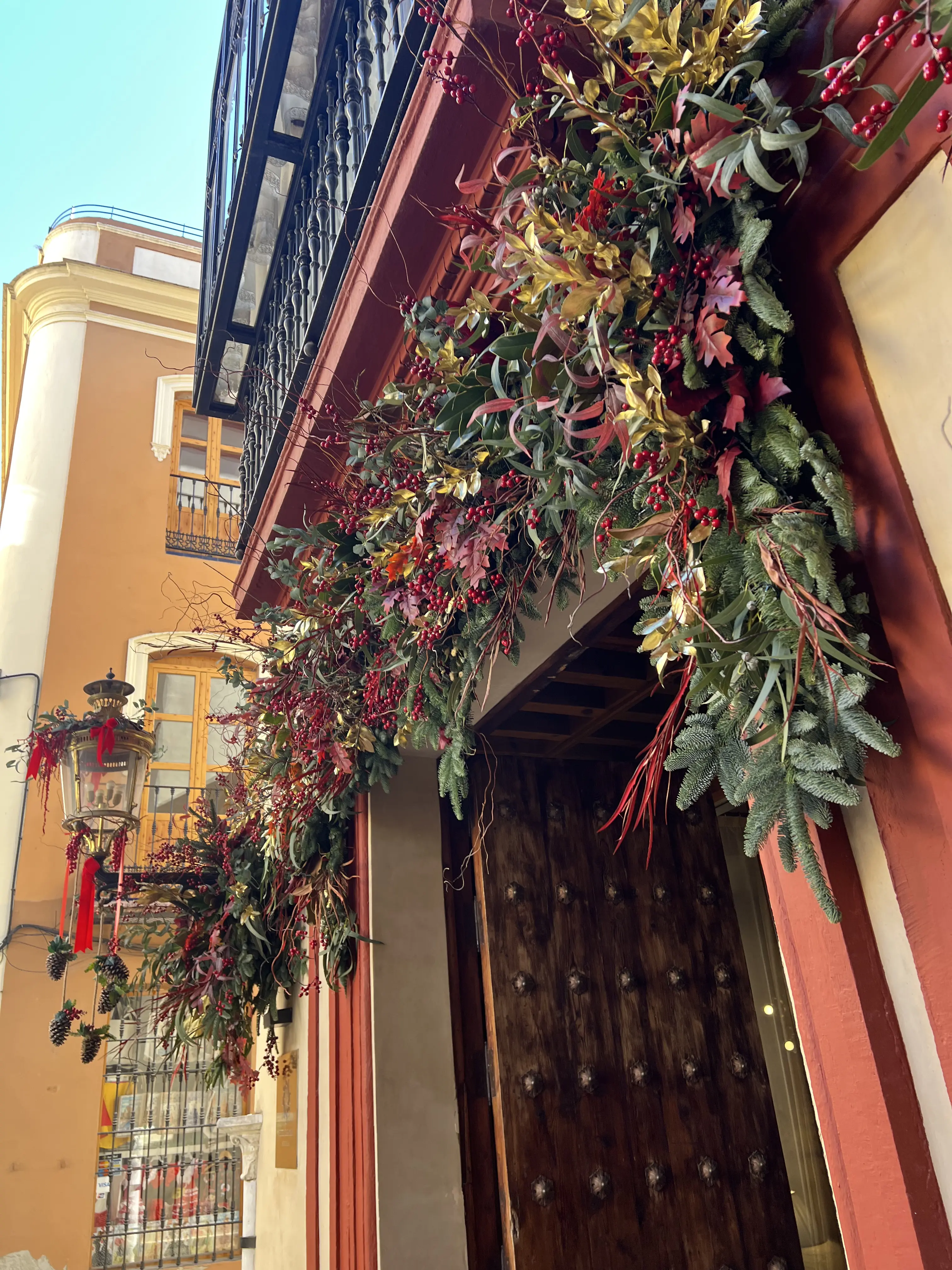 Detalle artesanal navideño en la fachada del Hotel Casa 1800 Sevilla