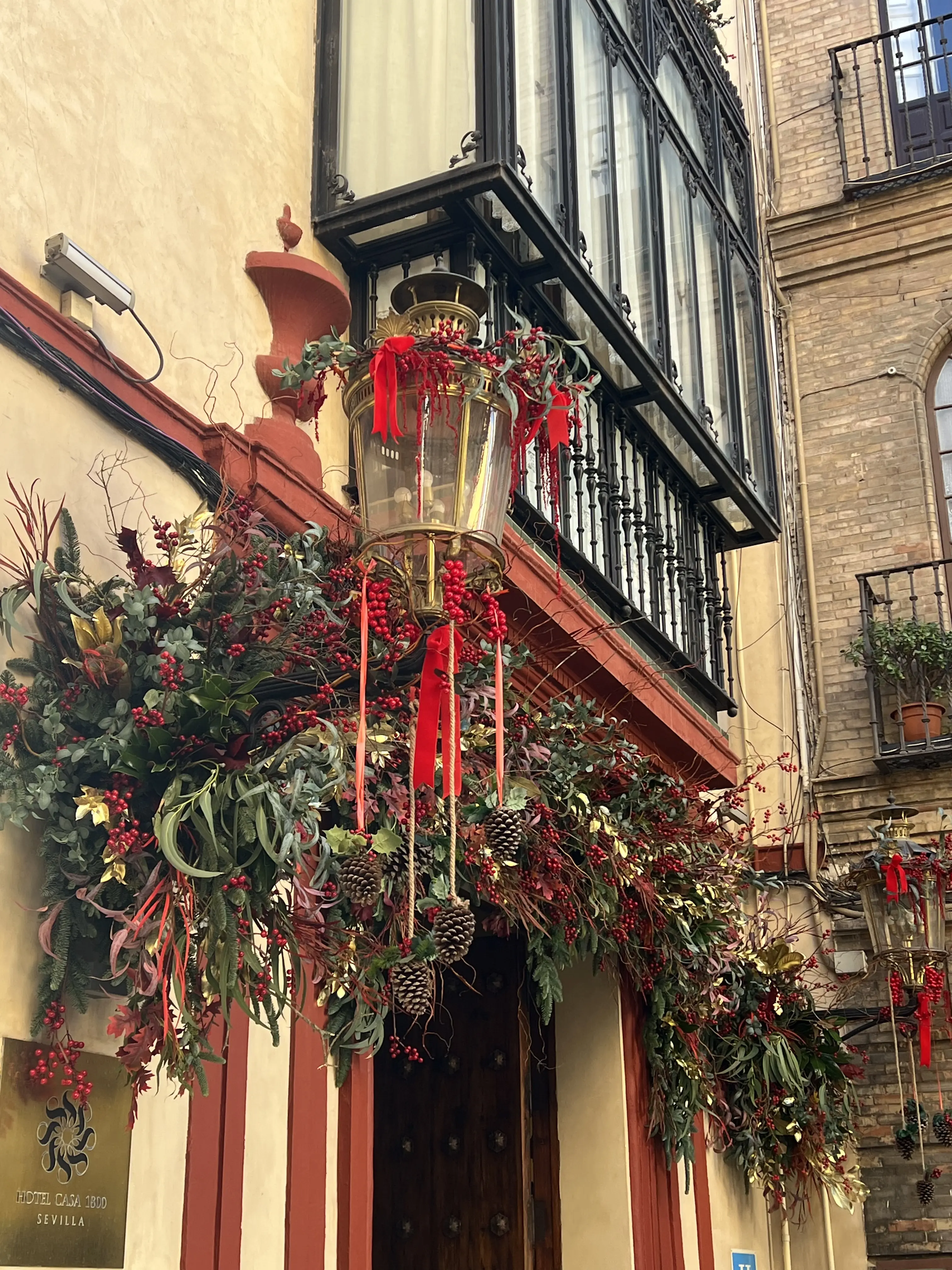 Vista completa de la fachada navideña del Hotel Casa 1800 Sevilla